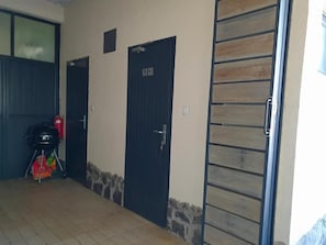 A hallway with two doors, one marked 'WC' and another with a sign above it.