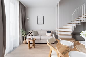 Ein modernes Wohnzimmer mit einer Couch, einem Couchtisch und einem Essbereich.