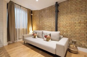 Living area - Spacious 2 Bed Home in the Heart of City (London)