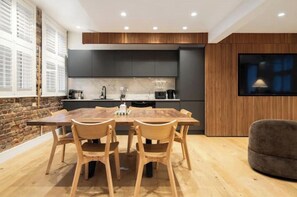 Dining - Spacious 2 Bed Home in the Heart of City (London)