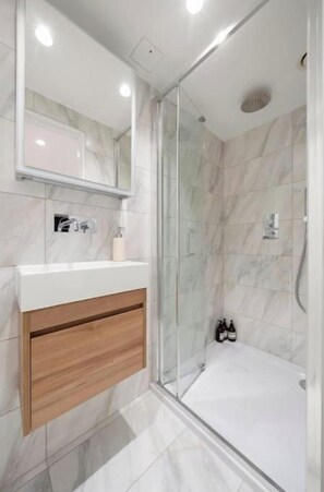 Bathroom - Spacious 2 Bed Home in the Heart of City (London)