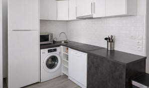 Private kitchen - 3-BEDROOM APARTMENT 5 MINUTES FROM THE PALAIS (Cannes)