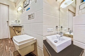 Ein Badezimmer mit Toilette, Waschbecken und Spiegel.