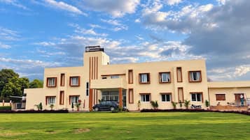 Un hotel con tejado plano, varias ventanas y un letrero.