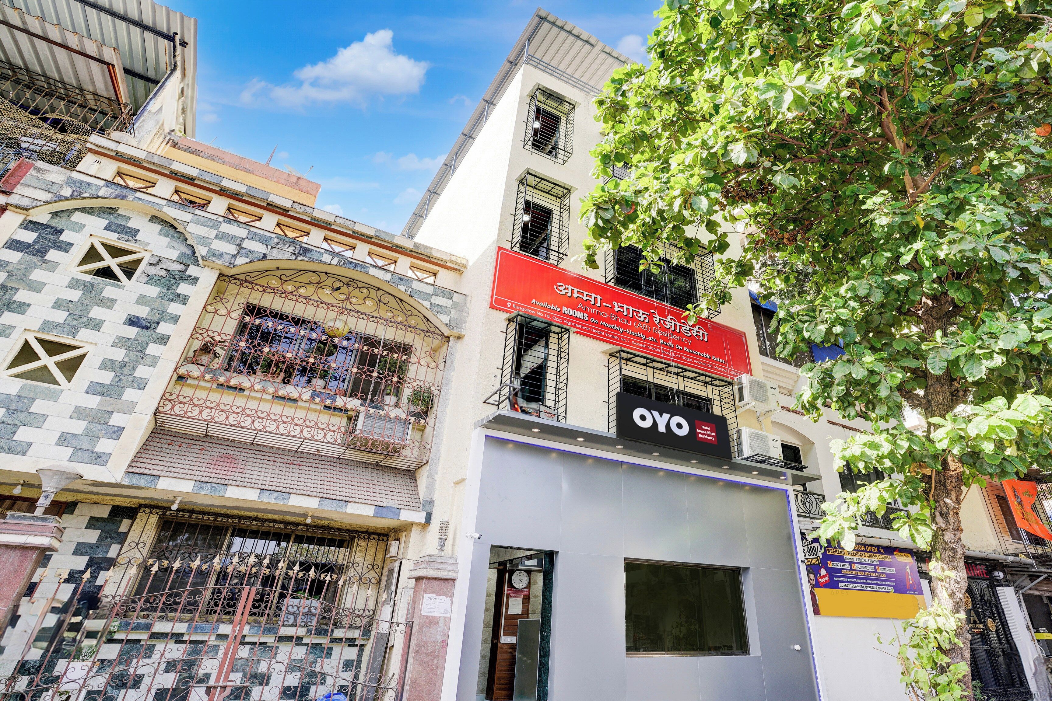 Un edificio con un letrero rojo que anuncia habitaciones disponibles para alquiler mensual.
