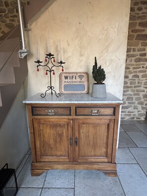 Ein Holzschrank mit einem Schild, auf dem 'WIFI PASSWORT' steht.