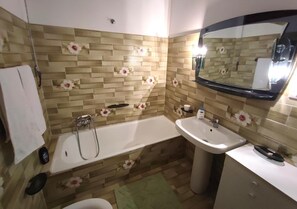 A bathroom with a bathtub, a sink, and a mirror. - Holiday Home 'Dai Maestri Rubino' with Mountain View, Wi-Fi and Air Conditioning (Vita)