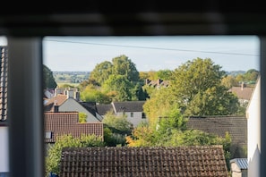 Ein Wohngebiet mit Häusern, Bäumen und blauem Himmel.