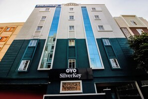 A multi-story building with a prominent 'OYO Silverkey' sign on the facade. - Hotel O GACHIBOWLI BESIDE DLF  (Hyderabad)