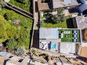 An aerial view of a rooftop with a swimming pool, outdoor seating, and a garden area. - Micasa Jacuzzi & Rooftop Sicilymyhome (Noto)