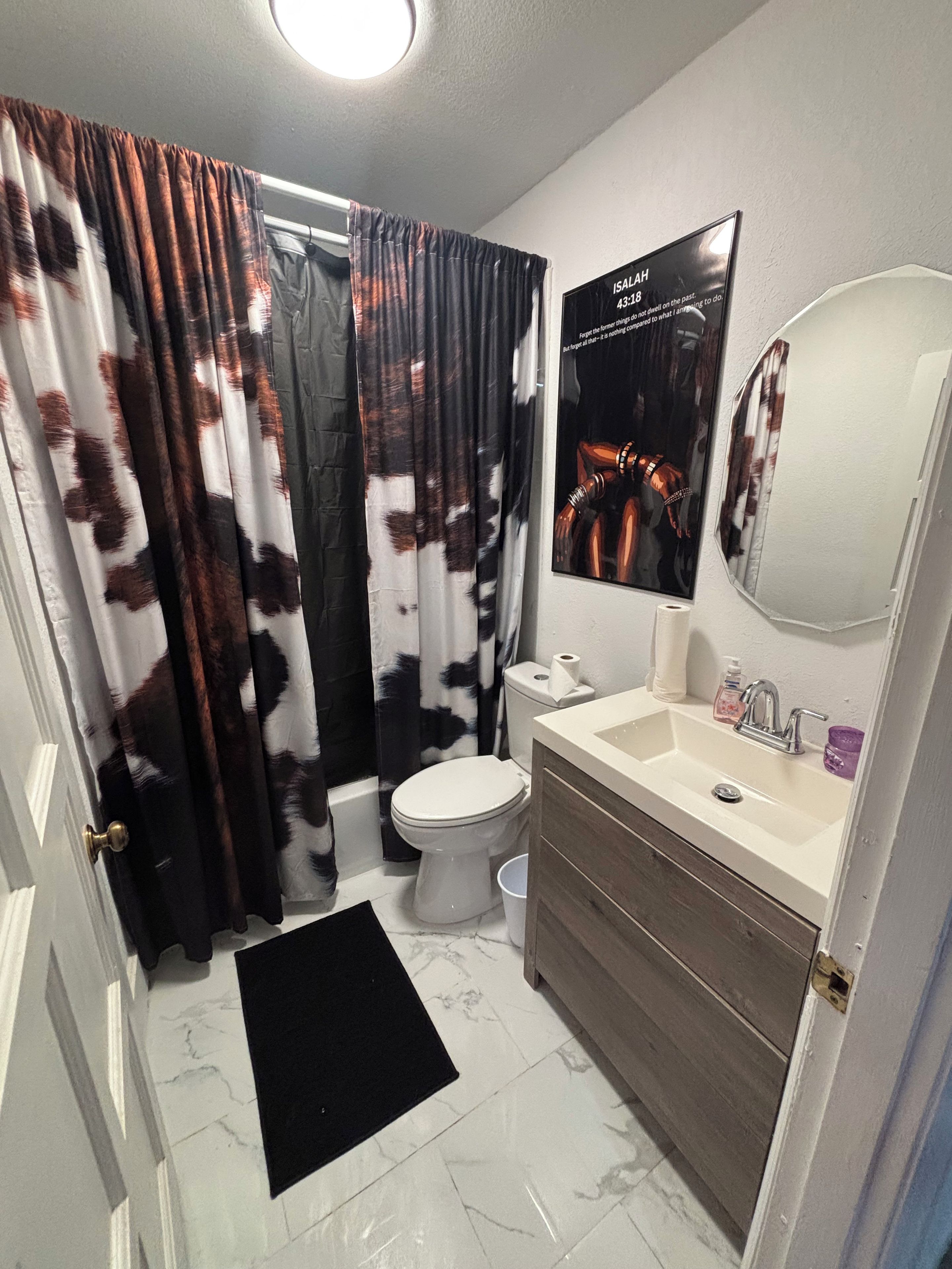Ein Badezimmer mit Toilette, Waschbecken und Duschvorhang.