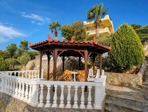 Outdoor dining - Eagles Nest Villa Athenian Riviera in Aghia Marina near Lagonisi (Agia Marina)