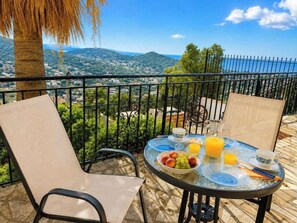 Outdoor dining - Eagles Nest Villa Athenian Riviera in Aghia Marina near Lagonisi (Agia Marina)