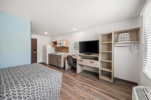 Single Queen Suite with Full Kitchen, Long Stays Welcome, walk to Sportsplex