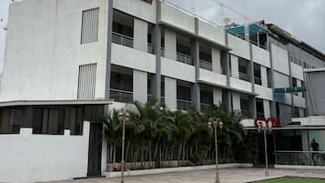 Un edificio de varios pisos con restaurante y gimnasio en la planta baja.