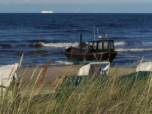 A boat tied to a dock with waves in the background. - Holiday Apartment With 1 Bedroom (Heringsdorf)