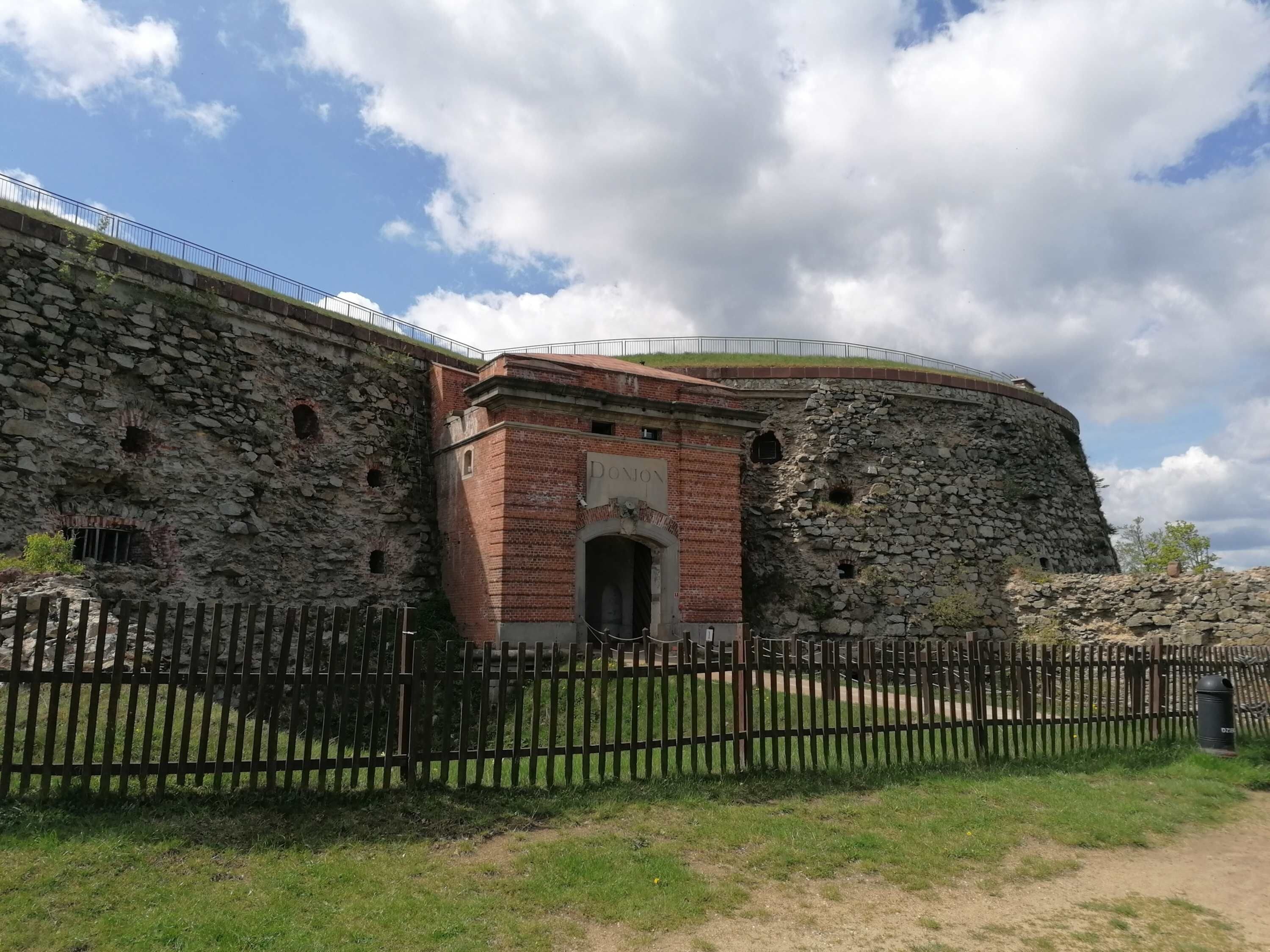 A historic stone fort with a brick entrance labeled 'Dovon.'