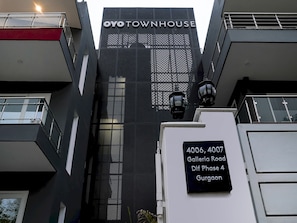 A building with a sign reading 'OYO TOWNHOUSE' and a sign below stating '4006, 4007 Galleria Road Dlf Phase 4 Gurgaon.' - Townhouse Galleria Market Near  (Gurugram)
