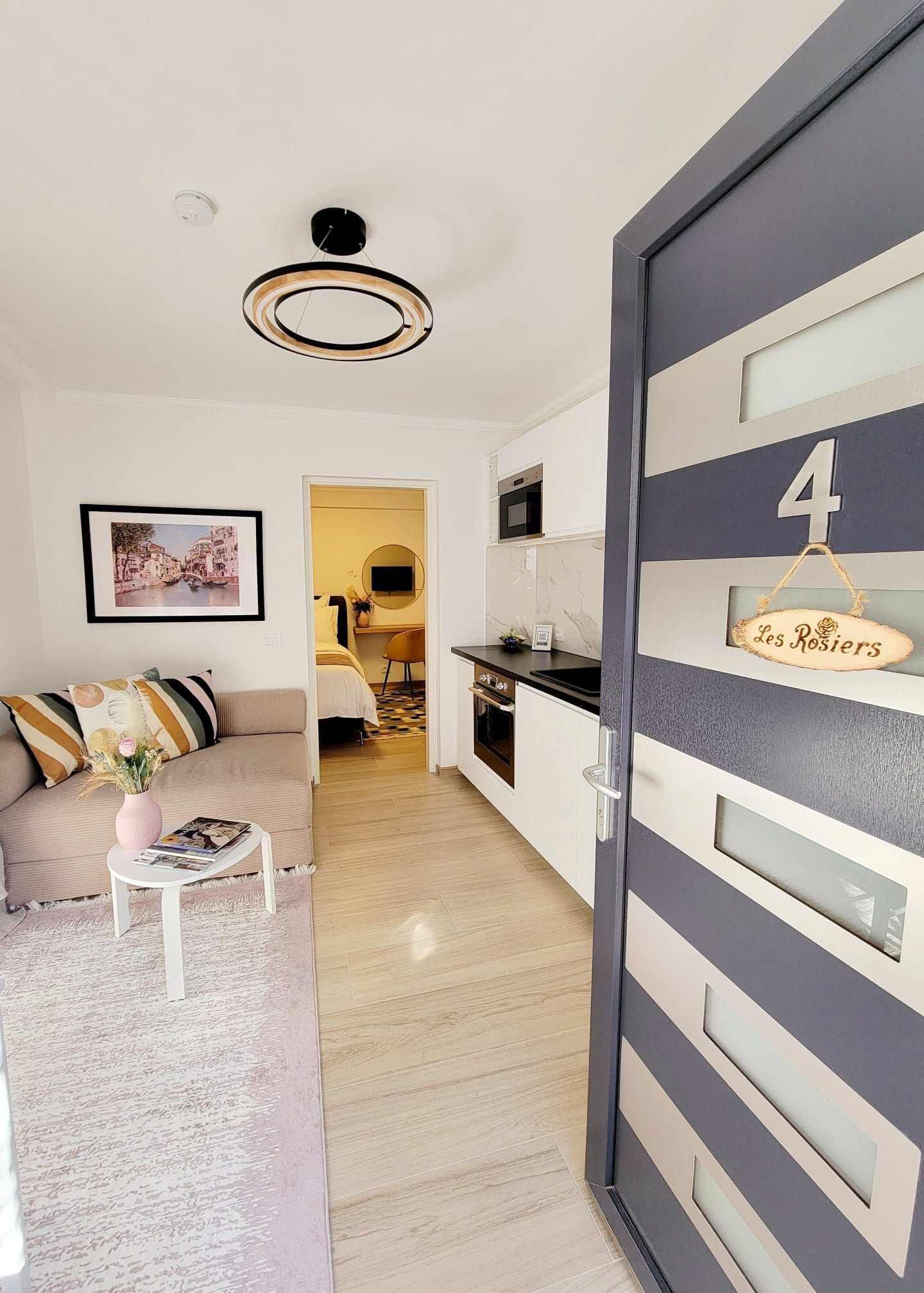 Eine moderne Wohnung mit Wohnzimmer, Küche und Schlafzimmer.