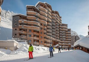 A multi-story building with balconies, likely a hotel, in a snowy mountainous area. - 10m from ski slopes, 4th floor, view mountain, balcony, ski locker, 34-50m², Avoriaz (Avoriaz)