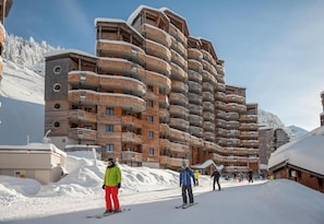 A multi-story building with balconies, likely a hotel, in a snowy mountainous area. - 10m from ski slopes, balcony, ski locker, 52-62m², Avoriaz (Avoriaz)