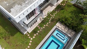 A residential property with a swimming pool, a balcony with a railing, and a garden with circular stepping stones. - 8-room pool villa near Sahana Beach, Galle (Galle)