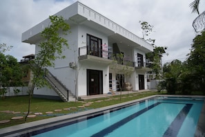 A two-story building with a swimming pool in front. - 8-room pool villa near Sahana Beach, Galle (Galle)