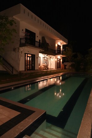 A nighttime view of a two-story building with a swimming pool in front. - 8-room pool villa near Sahana Beach, Galle (Galle)