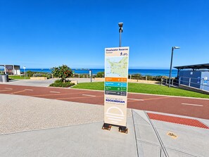Ein Wegweiser mit Hinweisen zum Shoalwater Reserve, Lions Park, Marsy Point, The Pond und dem Walkway Foreshore.