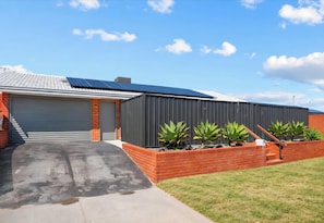 Exterior - Eclectic colourful comfortable home, with a cool vibe (Shoalwater)