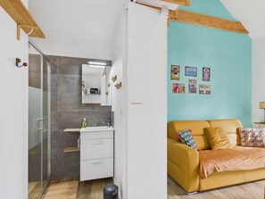 Living area - Studio for 4, heated pool & shared garden (Saint-Alban)