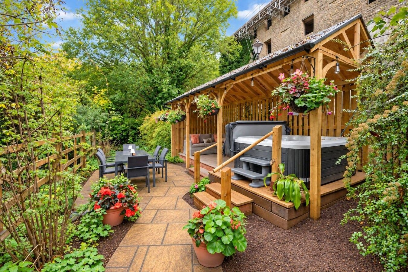 Un patio con una pérgola de madera, mobiliario exterior y un jacuzzi.
