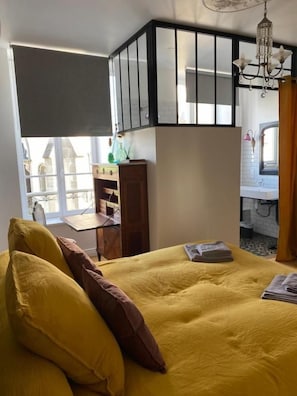 A bedroom with a bed, a desk, and a window. - CHATEAU DE MONTHUREUX (Monthureux-le-Sec)