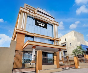 Un edificio de dos pisos con un letrero que indica que es una casa adosada con servicios para empleados.