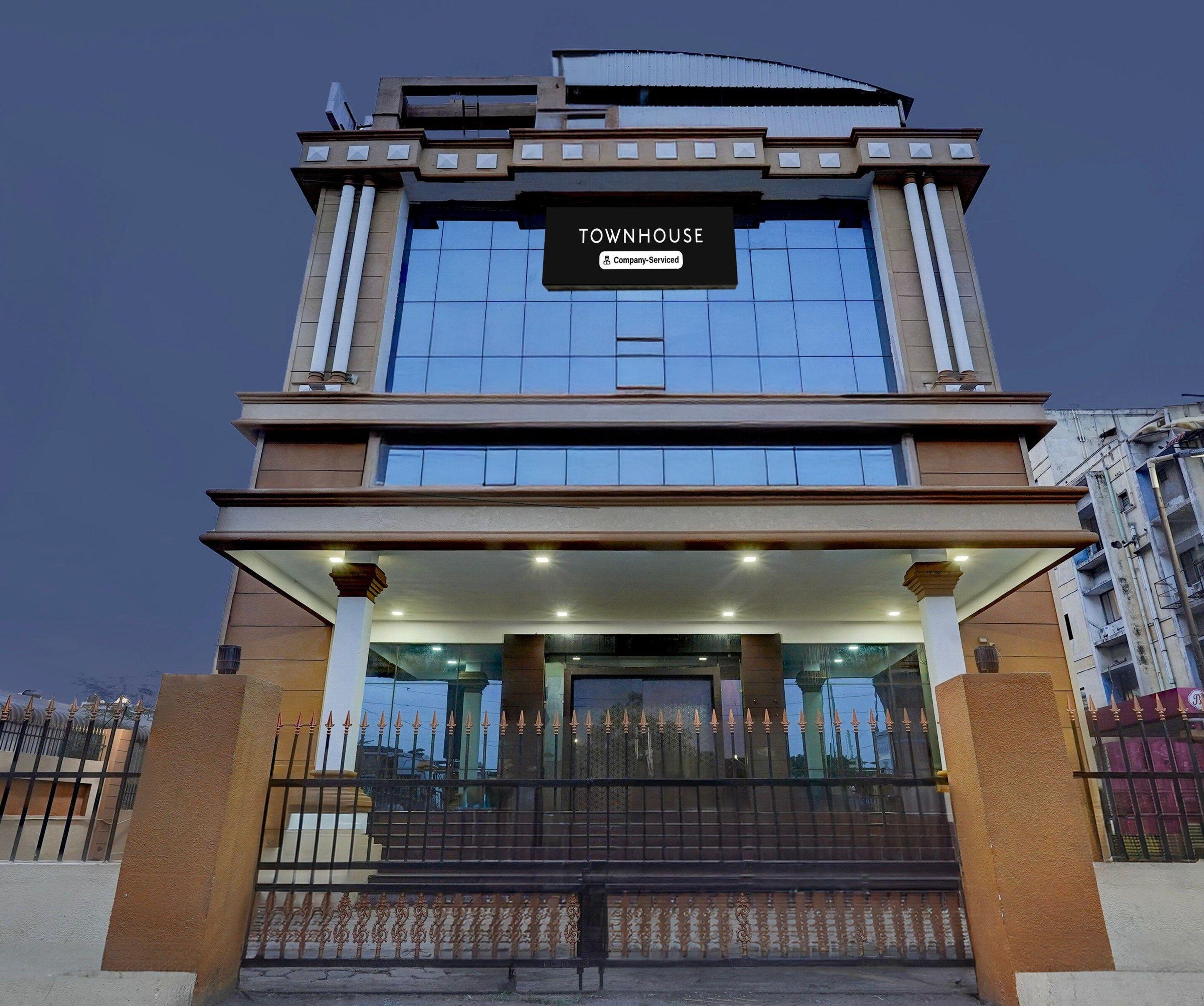 Un edificio con un cartel que dice 'TOWNHOUSE Company Serviced'.