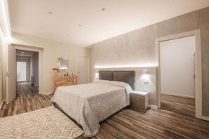 A bedroom with a bed, bedside table, nightstand, and a mirror. - Capovillas - Villa Vittoria with pool and ocean view (Coccorino)