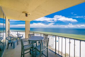 Un balcon avec vue sur la plage et l’océan.