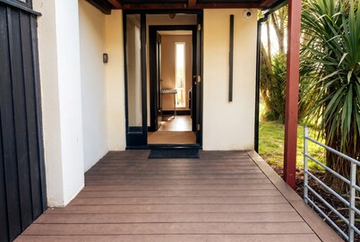 Hot Tub & Lakeside Deck · 3-Bed Sleeps 6 · Bonvilston near Cardiff