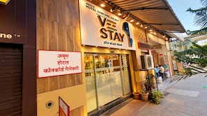 Un hotel anomenat 'V Stay' amb un senyal que indica que forma part de la marca 'ABOO'S HOTEL CONCORD GALAXY'.