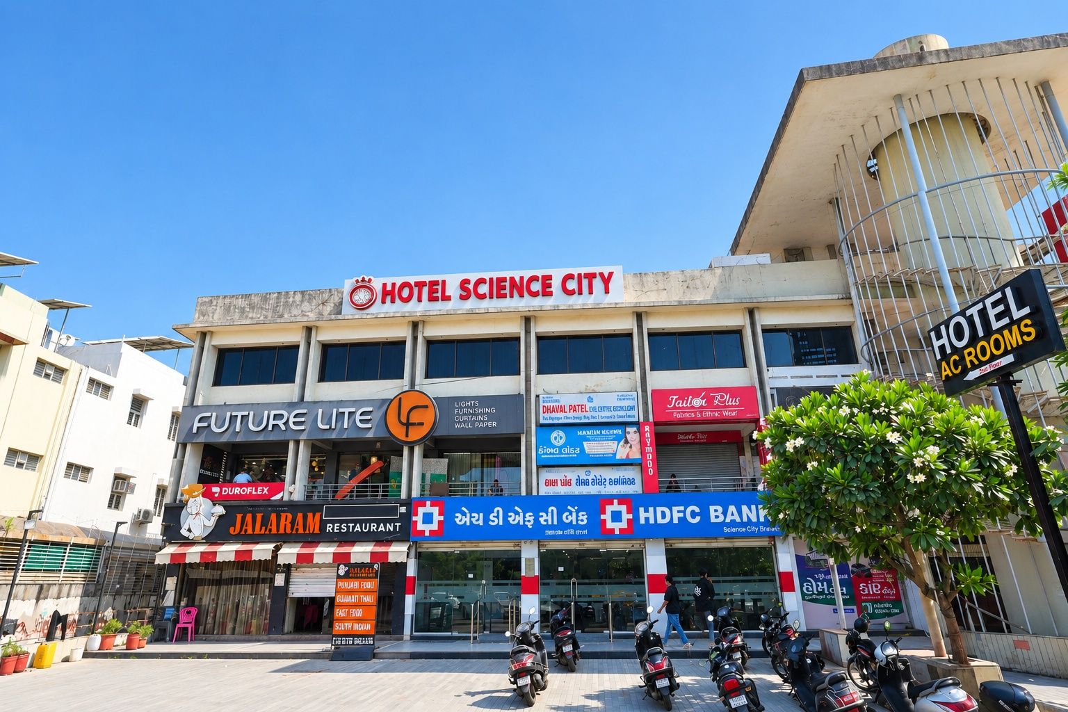 Un hotel llamado 'Hotel Science City' con un letrero que indica 'Future Lite' y 'Jalaram Restaurant' debajo.