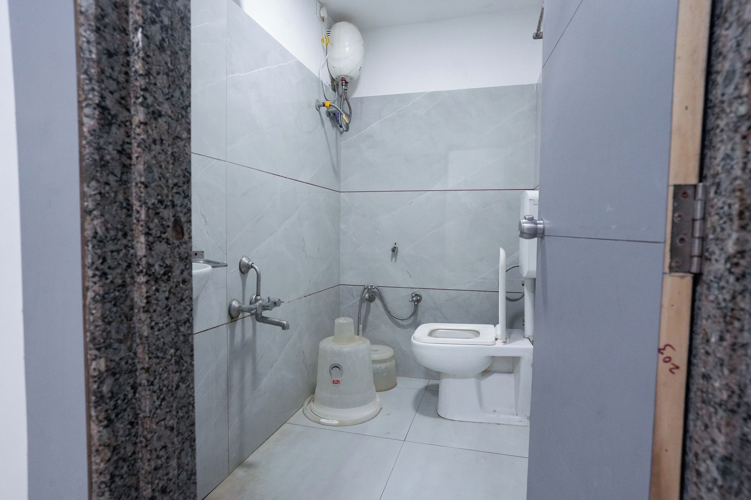 Un baño con inodoro, lavamanos y ducha.