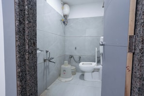 Un bany amb vàter, un lavabo i una dutxa.