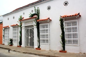 A white building with a tiled roof, barred windows, and a sign that reads 'Casa de la Cultura.' - Hotel Casa Mara by Akel Hotels (Cartagena de Indias)