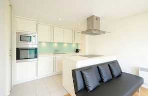Private kitchen - Tranquil 1-bedroom apartment in the heart of London right next to the riverside (London)