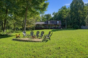 A house with a deck and outdoor seating area. - Hap’s Sweet Hideaway | Lakefront Cabin & Dock (Maynardville)