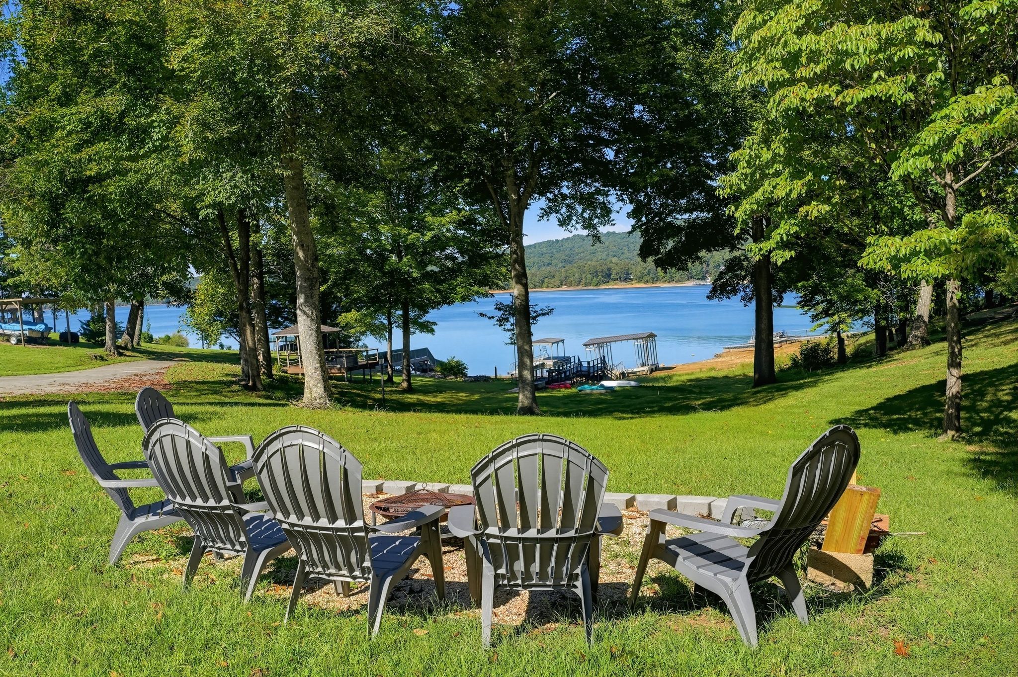 Ein Essbereich im Freien mit Blick auf einen See und Bäume.