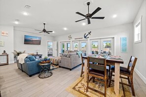 Living area -  NEW 4-bedroom house in Mexico Beach " SECOND WIND" (Mexico Beach)