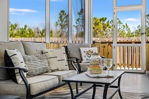Living area -  NEW 4-bedroom house in Mexico Beach " SECOND WIND" (Mexico Beach)