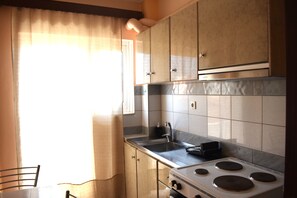 Private kitchen - Spacious 1BR Apartment|, 3-min Walk to Sykies Beach (Chalkida)