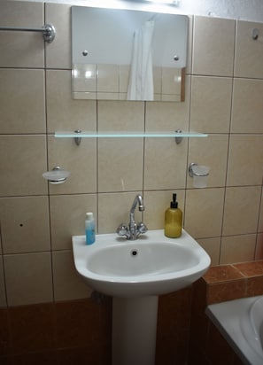 Bathroom - Spacious 1BR Apartment|, 3-min Walk to Sykies Beach (Chalkida)